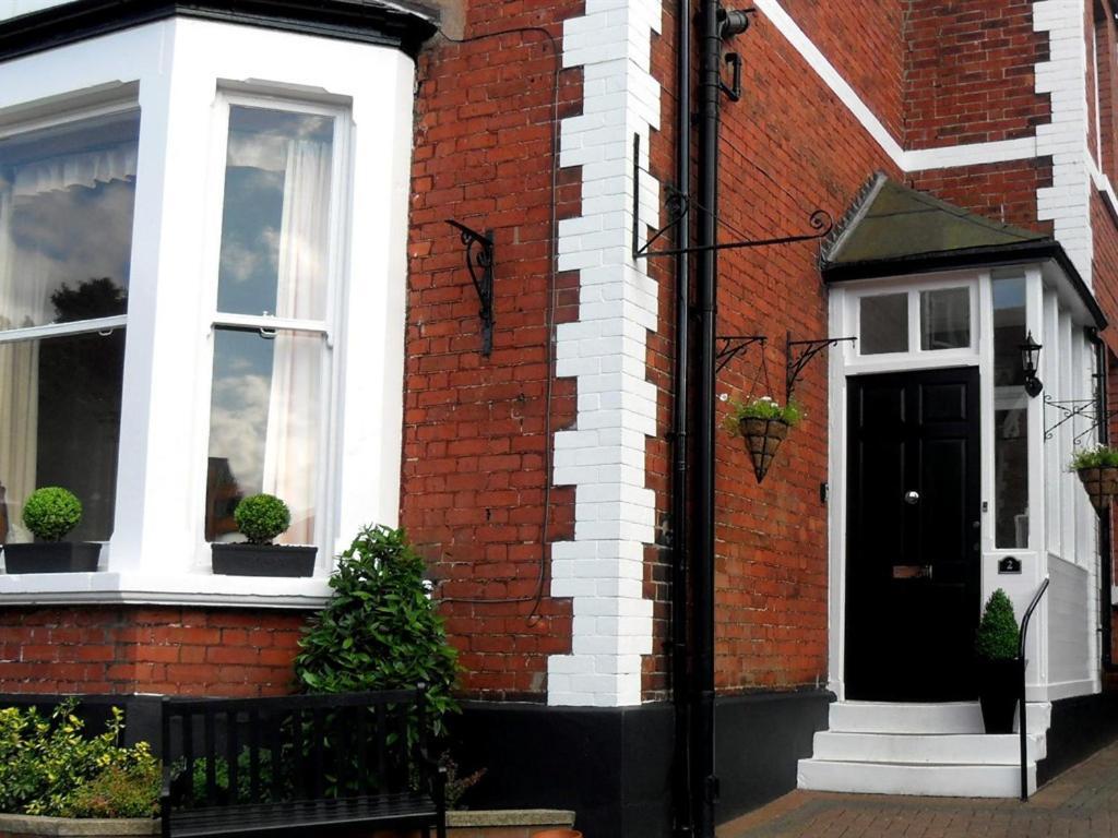 Powys Lodge Scarborough Bagian luar foto